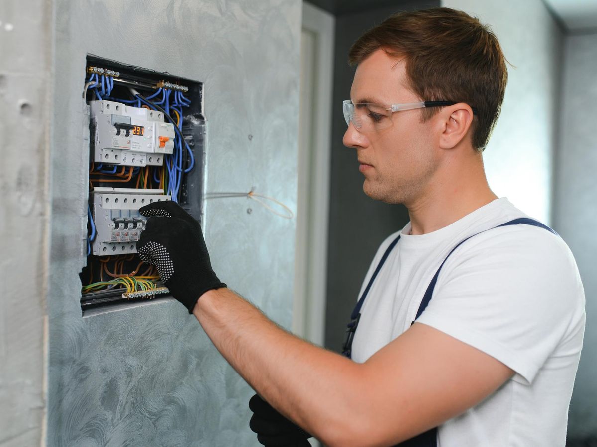 Bezpieczeństwo instalacji elektrycznych – kluczowe zasady, które musisz znać