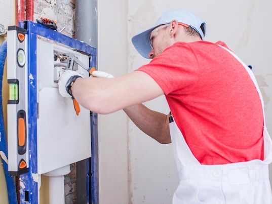 Bezpieczeństwo przy montażu instalacji elektrycznych – kompleksowy poradnik