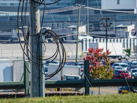 Korzyści z modernizacji infrastruktury elektrycznej w firmie – efektywność, bezpieczeństwo i oszczędności